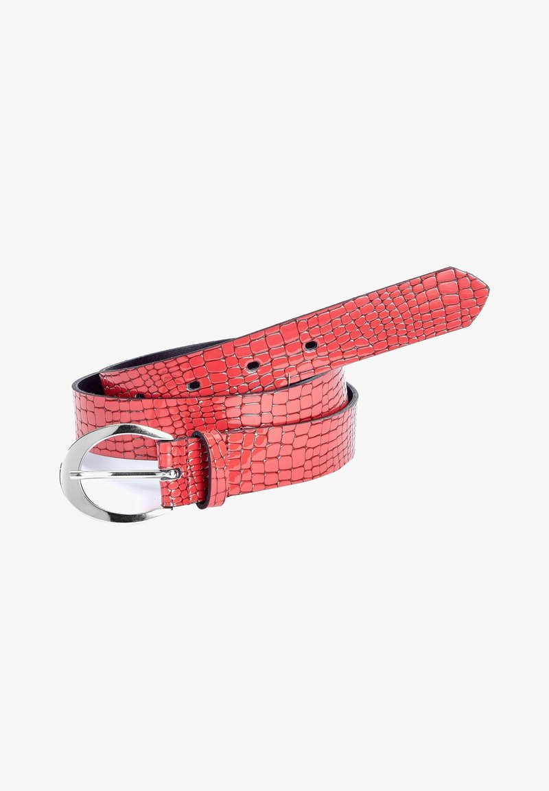 Ceinture rouge texturée avec une boucle ovale argentée, enroulée avec des trous d'ajustement visibles sur fond blanc.