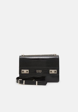 Schwarze Handtasche aus Kunstkrokoleder mit strukturierter Form, silbernen Beschlägen, Kettenriemen und Logodetail auf der Vorderseite.