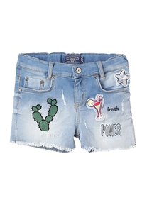 Shorts de mezclilla con bordados de cactus, cóctel y parches de estrellas, con un dobladillo deshilachado y frases de texto "Soy espinoso", "fresca" y "POTENCIA."