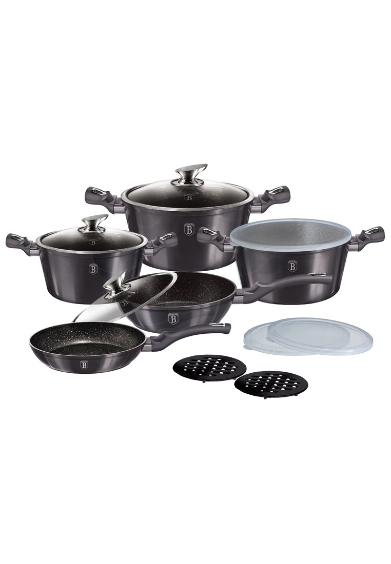 Ensemble de casseroles antiadhésives en gris métallique comprenant deux casseroles, deux poêles, une grande casserole, des couvercles et des couvercles en silicone assortis.