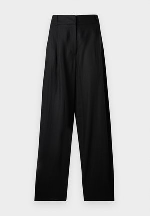 Czarne szerokie spodnie z wysokim stanem, zapinane na zamek z przodu i posiadające szlufki na pasek, przedstawione na jasnym, jednolitym tle.