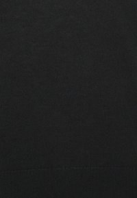 Tissu en tricot noir avec une texture fine et des lignes horizontales subtiles, affichant une couleur uniforme sans motifs ni accents visibles.