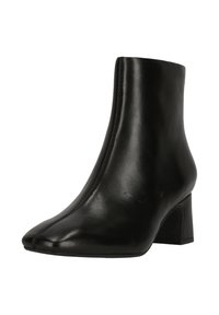 Svart ankelboot tillverkad av slät läder, med en avsmalnande tå, minimal sömnad och en blockklack i medelhöjd. Ingen synlig hårdvara.