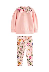 Sudadera rosa con cuello de flores, con mangas abullonadas y letras doradas. Leggings rosa a juego decorados con patrones florales coloridos.