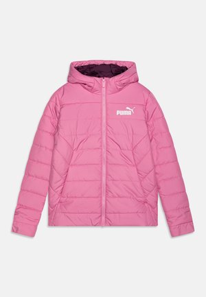 Giacca puffer rosa con cappuccio, caratterizzata da un design trapuntato, zip frontale e logo Puma bianco sul lato sinistro del petto. Texture morbida.