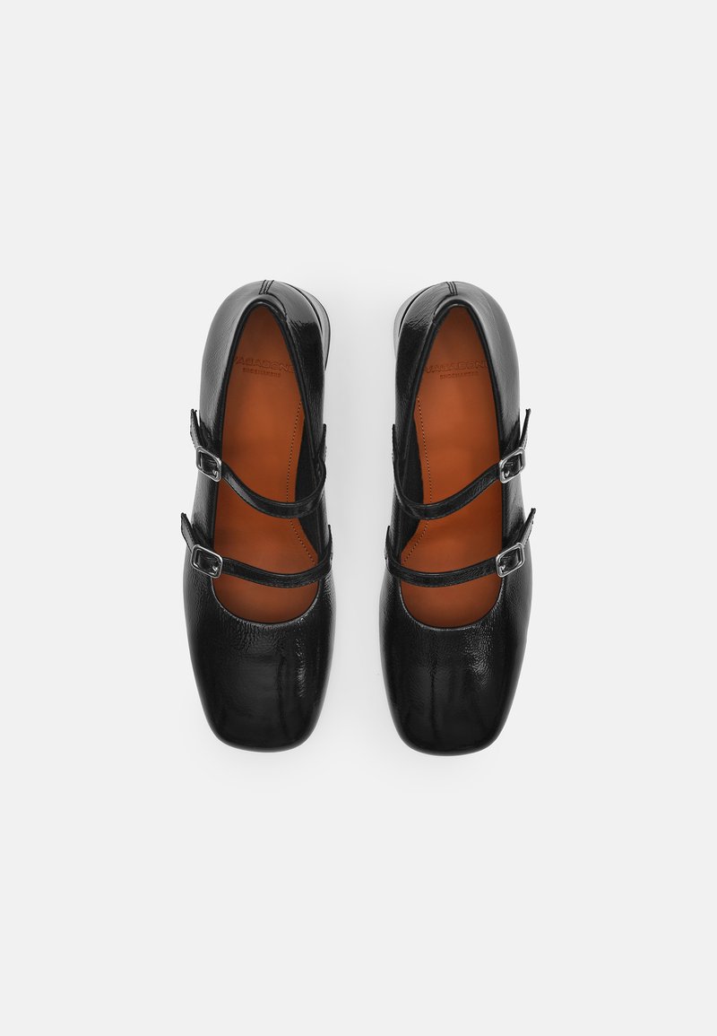 Zwarte leren balletflats met twee banden met gespen, vierkante neuzen en een gladde textuur. Het interieur heeft een contrasterende bruine kleur.