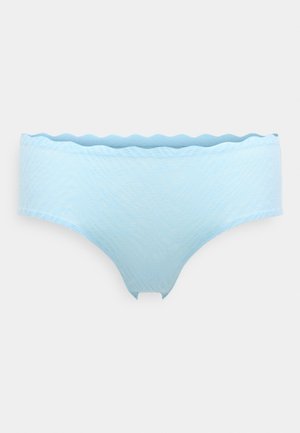Γυναικεία σλιπ σε ανοιχτό γαλάζιο χρώμα, κατασκευασμένα από απαλό, υφασμάτινο ύφασμα με υφή, με ζώνη μέσης με κυματιστό σχέδιο και λείο φινίρισμα, με μέση που φτάνει στο μέσο της κοιλιάς.