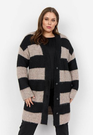Cardigan surdimensionné en tricot doux et texturé. Présente de grandes rayures noires et beiges, des boutons sur le devant et une coupe décontractée, idéale pour le superposition.