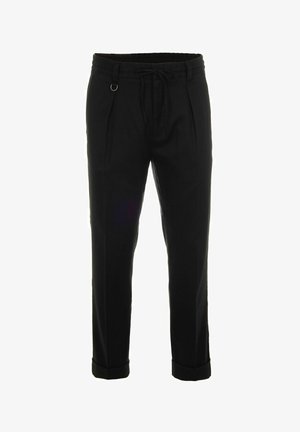 Pantaloni neri con cintura elastica regolabile, pieghe frontali, orli arrotolati e dettaglio a asola. Il tessuto sembra liscio e leggero.