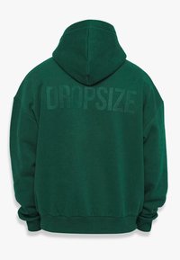 Zeleni dukserica s kapuljačom koja na leđima ima veliki, utisnuti tekst "DROPSIZE". Ima kangaroo džep i rebraste manžete i donji rub. Mekana tkanina.