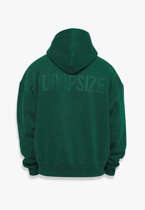 Hanorac verde, cu un text mare, embosat "DROPSIZE" pe spate, dotat cu buzunar kangaroo și manșete și tivuri ribbed. Textură de țesătură moale.