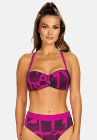 Fioletowo-różowy kostium kąpielowy w wzory, z marszczonym topem bandeau z regulowanymi ramiączkami oraz wysokim dołem z jednolitą talią.