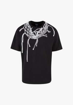 Svart bomullst-skjorte med et hvitt grafisk motiv av sammenflettede linjer som ligner på tau, satt mot en ensfarget bakgrunn. Korte ermer, rund hals.