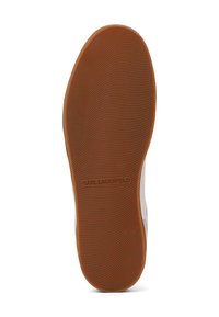 Kingade mustri, ribade ja tekstuuriga pruun kummist jalanõu tald. Küljel on kergelt embosseeritud logo "KARL LAGERFELD".