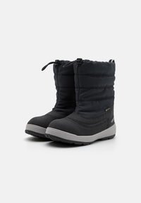 Bottes noires isolées avec une tige matelassée, un bout et une semelle en caoutchouc, dotées d'un système de fermeture par cordon et d'une surface texturée.