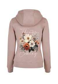 Felpa rosa con design floreale in bianco, arancione e tonalità scure. La scritta recita "Buone cose stanno arrivando." Tessuto morbido con cappuccio regolabile.