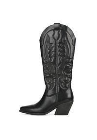 Bota de vaquero de cuero negro con punta afilada, intrincado patrón de costura y tacón de bloque de altura media. Presenta un caña alta y detalles decorativos.