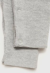 Tessuto lavorato a maglia grigio con una consistenza morbida, caratterizzato da bottoni tondi di un grigio chiaro. Il design è semplice, con bordi puliti e senza motivi.