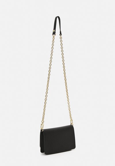 Borsa a tracolla in pelle nera con una texture a graniglia, dotata di una tracolla in catena dorata e un breve manico in pelle per il trasporto.