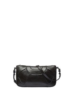 Schwarze Lederschultertasche mit gebogenen, abgesteppten Paneelen und verstellbarem Riemen, kompakte rechteckige Form und Reißverschluss.
