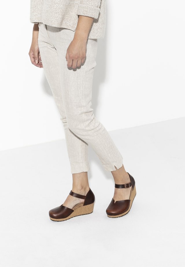 Sandalen met sleehak - cognac