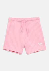 Ροζ σορτς με ραβδώσεις, με κορδόνι στη μέση και λευκό λογότυπο Adidas στο κάτω δεξί μέρος. Λείο ύφασμα, άνετη εφαρμογή και σχεδίαση έως το γόνατο.