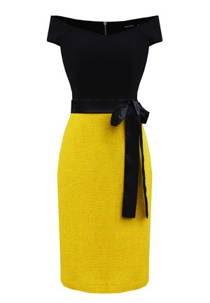 Czarna sukienka bez ramiączek z dopasowanym gorsetem i żółtą teksturowaną spódnicą ołówkową, podkreślona czarnym satynowym paskiem związanym w talii.
