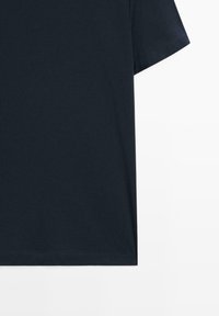 T-shirt blu navy a maniche corte con scollatura rotonda, realizzato in tessuto di cotone, presenta una superficie liscia e un orlo dritto.