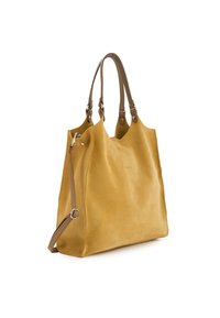 Sac fourre-tout en daim jaune avec deux poignées en cuir, sangle pour épaule ajustable et texture douce. Présente un minimum de quincaillerie et un design spacieux.