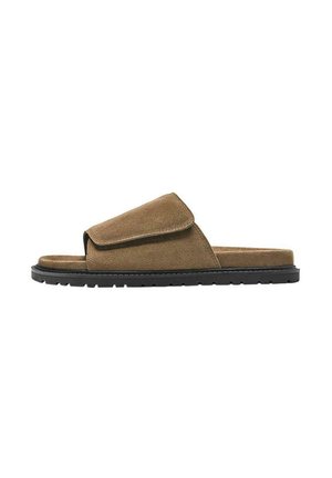 Braune Wildleder-Slide-Sandale mit breitem Klettverschluss und schwarzer Gummisohle, Seitenansicht auf weißem Hintergrund.
