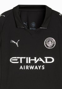 Sort trøje med korte ærmer, featuring en V-halsudskæring, hvidt Puma-logo og teksten "ETIHAD AIRWAYS". Manchester City-mærket på brystet.