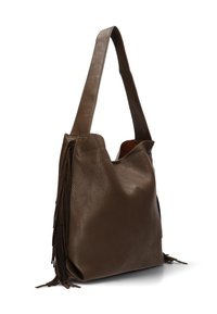 Bolso de piel marrón con una superficie texturada, forma holgada, larga correa para el hombro y adornos de flecos decorativos en los laterales.