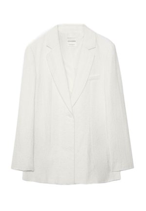 Blazer blanc à un bouton avec revers crantés et manches longues, avec une poche poitrine et un tissu subtilement texturé.