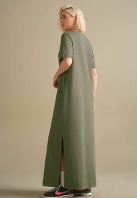 Next SHORT SLEEVE CREW NECK  - Žerzejové šaty - green