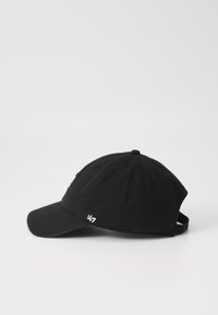 Căciulă de baseball din bumbac negru, cu o margine curbată, design cu șase panouri, detaliu cu logo brodat și curea ajustabilă în spate.