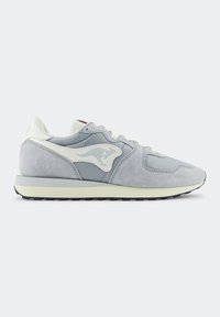 Sneaker in suede e mesh grigio con dettagli bianchi, punta rotonda, design con lacci piatti e suola nera a contrasto. Presenta un dettaglio del logo sul lato.