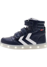Marineblaue High-Top-Sneaker mit weißem Zickzack-Muster, Klettverschlüssen, strukturiertem Leder und leuchtender Sohle. Perforationen an der Zehenkappe.