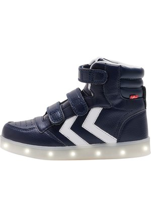 Marineblaue High-Top-Sneaker mit weißem Zickzack-Muster, Klettverschlüssen, strukturiertem Leder und leuchtender Sohle. Perforationen an der Zehenkappe.