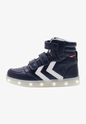 Sneaker alto navy con design a zigzag bianco, cinturini in Velcro, pelle testurizzata e suola illuminata. Perforazioni sul puntale.