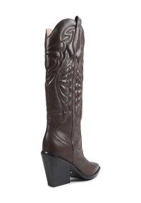 Stivale da cowboy in pelle marrone con cuciture dettagliate e punta affusolata, caratterizzato da un tacco nero a punta e un design della gamba alta.