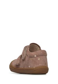 Scarpe per bambini in suede marrone con strappo in velcro, decorate con motivi a forma di cuore di colore chiaro, dotate di una suola in gomma e colletto imbottito.
