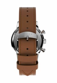 Montre avec bracelet en cuir marron et boîtier en acier inoxydable, dotée de boutons chronographe élégants et d'un bracelet texturé, avec une boucle sécurisée.