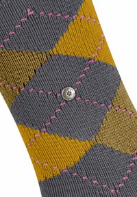 Calzino texture in tonalità grigio, giallo e marrone, con motivo a diamante e cuciture rosa, oltre a un dettaglio logo metallico.