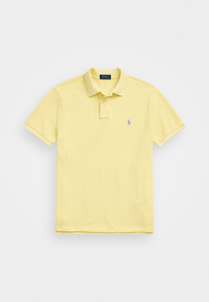 Polo in morbido cotone giallo chiaro con colletto, maniche corte e un piccolo logo blu sul lato sinistro del petto. Design di taglio classico.