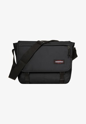Svart budväska av slitstark tyg med klaffstängning, justerbar axelrem och Eastpak-logotyp på framsidan.