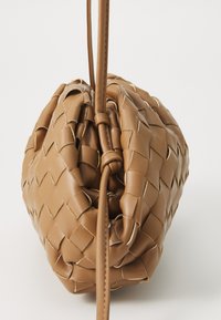 Call it Spring KIMBERLYY - Mala a tiracolo - walnut
