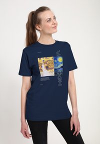 Námořnická modrá tričko s uměleckým potiskem a textem "Van Gogh", ztvárňující "Hvězdnou noc" a vířící vzory. Měkký bavlněný materiál.