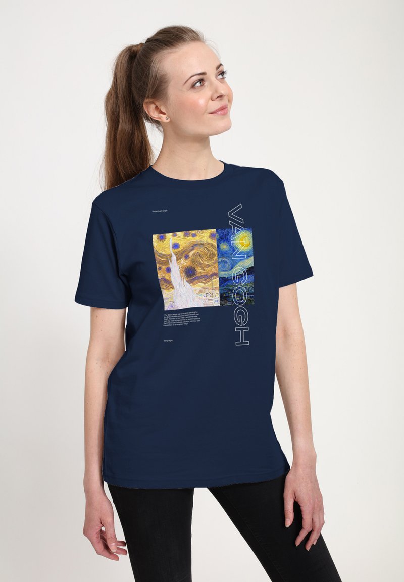 Námořnická modrá tričko s uměleckým potiskem a textem "Van Gogh", ztvárňující "Hvězdnou noc" a vířící vzory. Měkký bavlněný materiál.