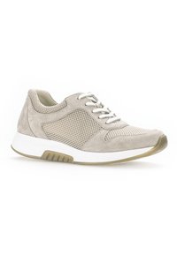 Grijze suède sport schoen met mesh-panelen, witte zool en contrasterende beige accenten. Voorzien van ronde veters en een gevoerde kraag.