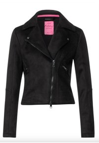 Svart fuskmockajacka med kort längd, slagkrage, asymmetrisk framtill zipper och fickor med dragkedja. Har en rosa tagg inuti.